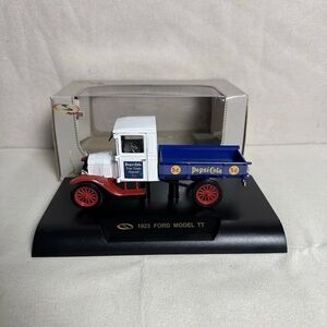 Signature Model Ford 1923 Model TT Blue/Red Item #: 32110 In Original Box!
